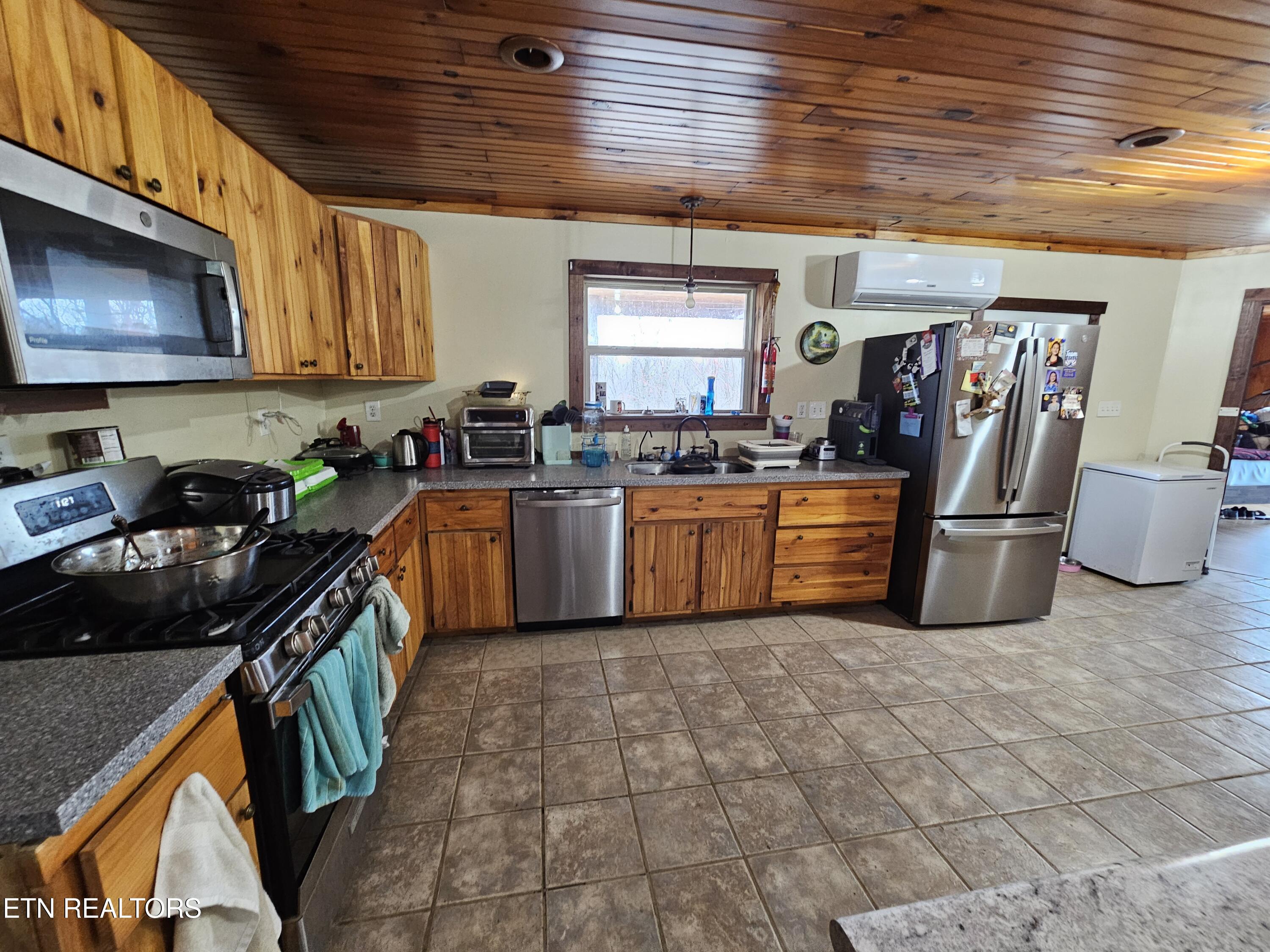 117 Coyote Lane Oneida, TN 37841 - Photo 18 of 60 Kitchen
