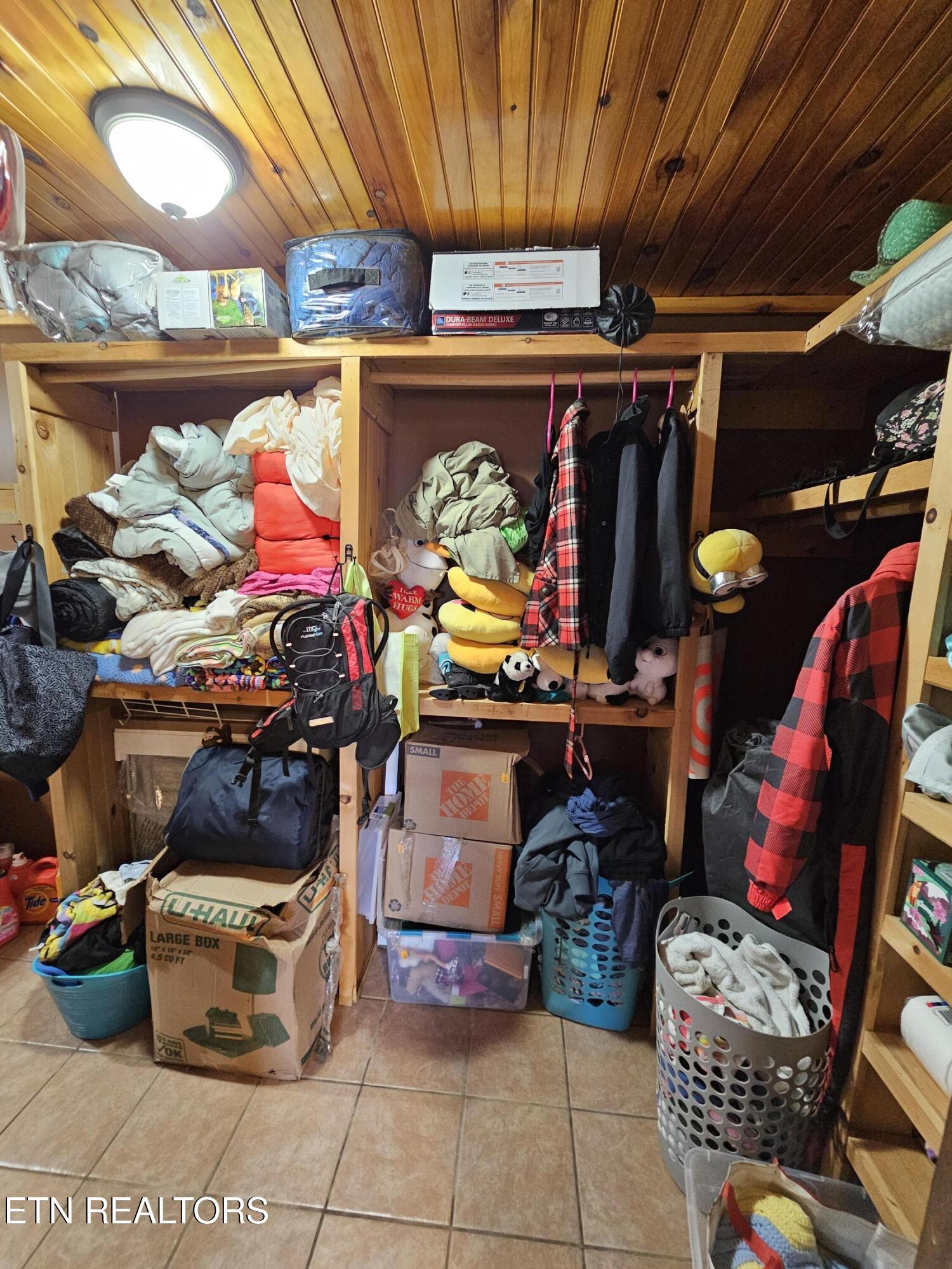 117 Coyote Lane Oneida, TN 37841 - Photo 24 of 60 Primary Closet