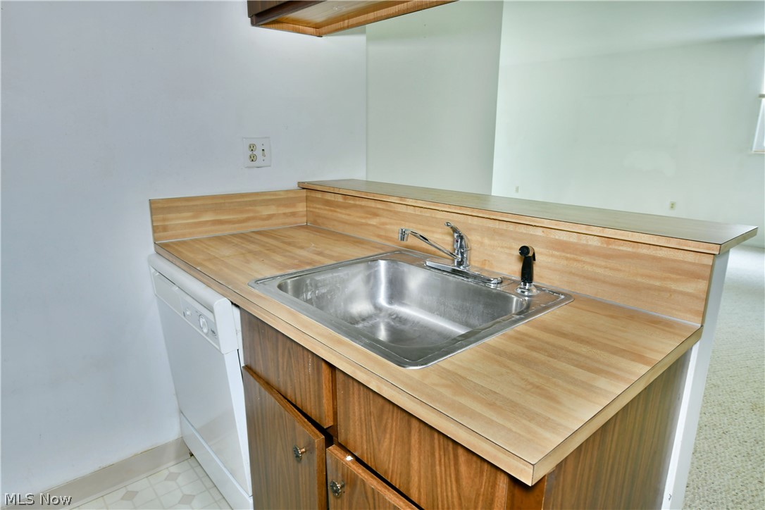 3020 North River Road Northeast, Unit G2 Warren, OH 44483 - Photo 13 of 29 Kitchen with sink, light tile flooring, and dishwasher