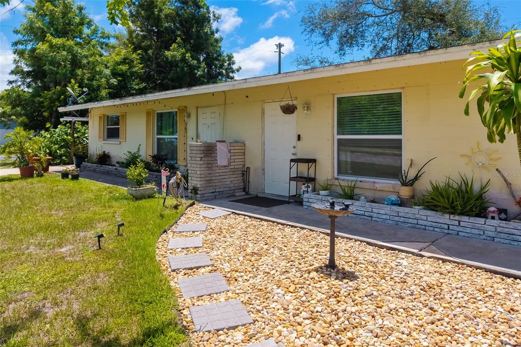 528 Briarwood Road Venice, FL 34293 - Photo 18 of 44 a view of a house with backyard and sitting area