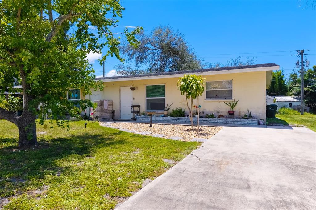 528 Briarwood Road Venice, FL 34293 - Photo 20 of 44 a view of a house with backyard porch and sitting area