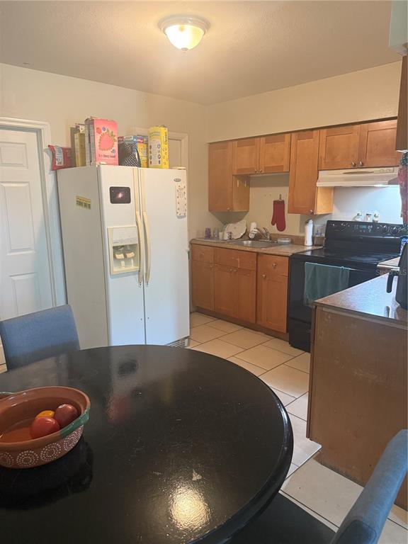 528 Briarwood Road Venice, FL 34293 - Photo 3 of 44 a kitchen with a refrigerator and a stove