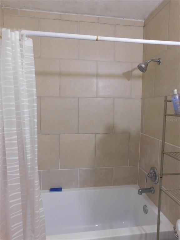 528 Briarwood Road Venice, FL 34293 - Photo 7 of 44 a close up of a bathtub in a bathroom