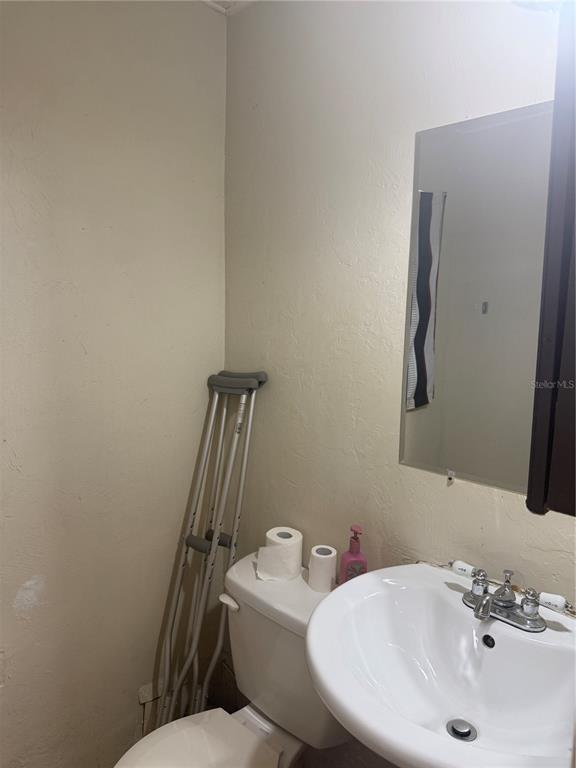 528 Briarwood Road Venice, FL 34293 - Photo 10 of 44 a bathroom with a sink and a toilet