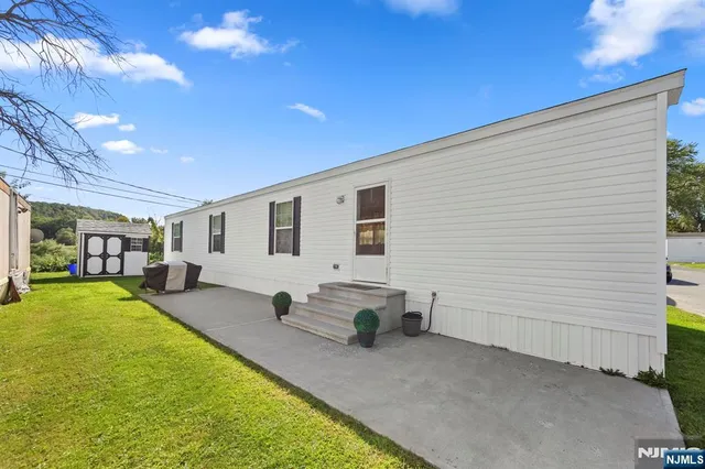 a view of backyard of the house