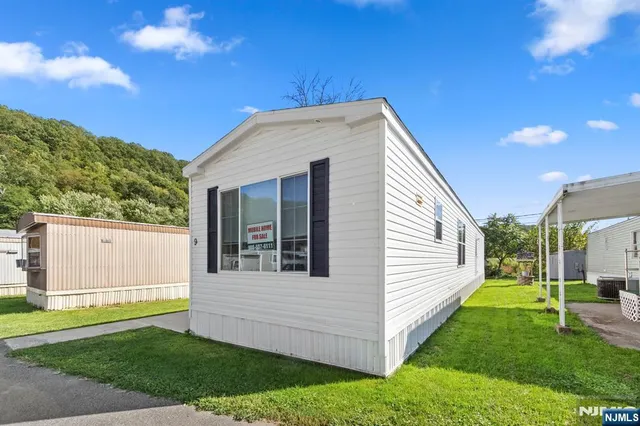 a view of back yard of the house