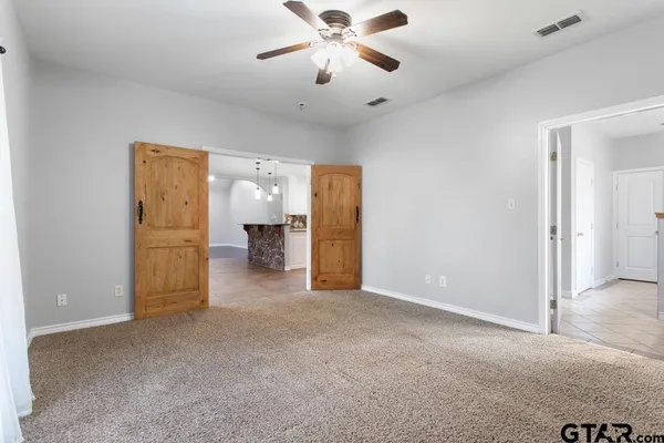 a view of empty room with a ceiling fan
