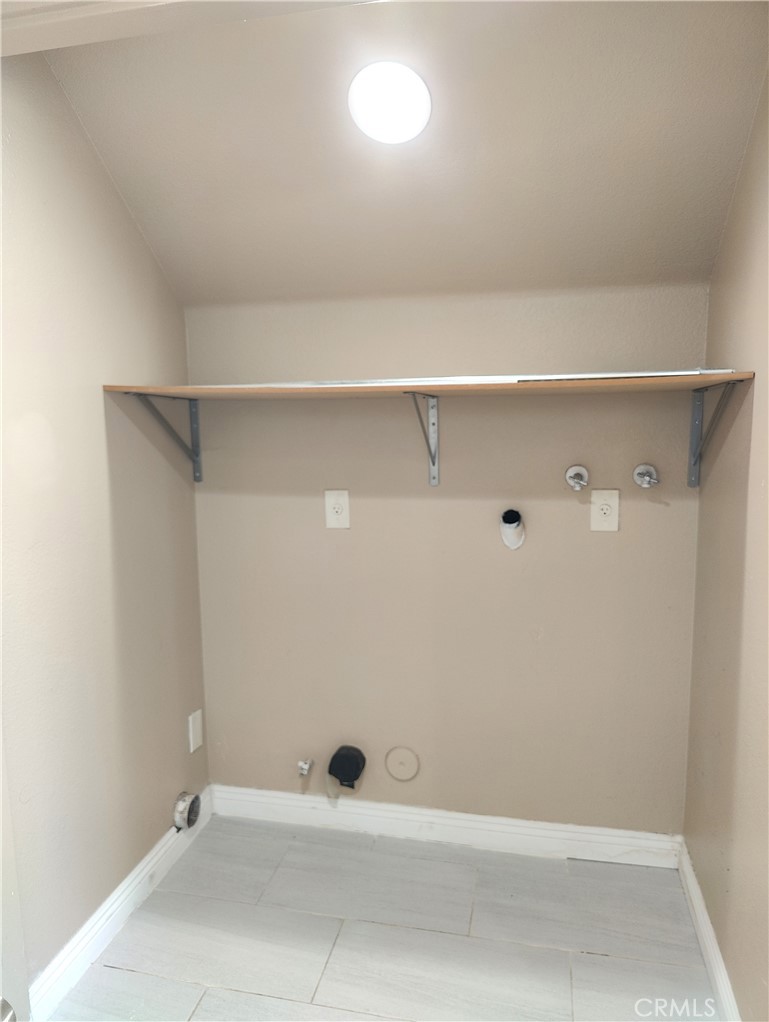 6953 Saddleback Place Rancho Cucamonga, CA 91701 - Photo 48 of 62 Laundry connections