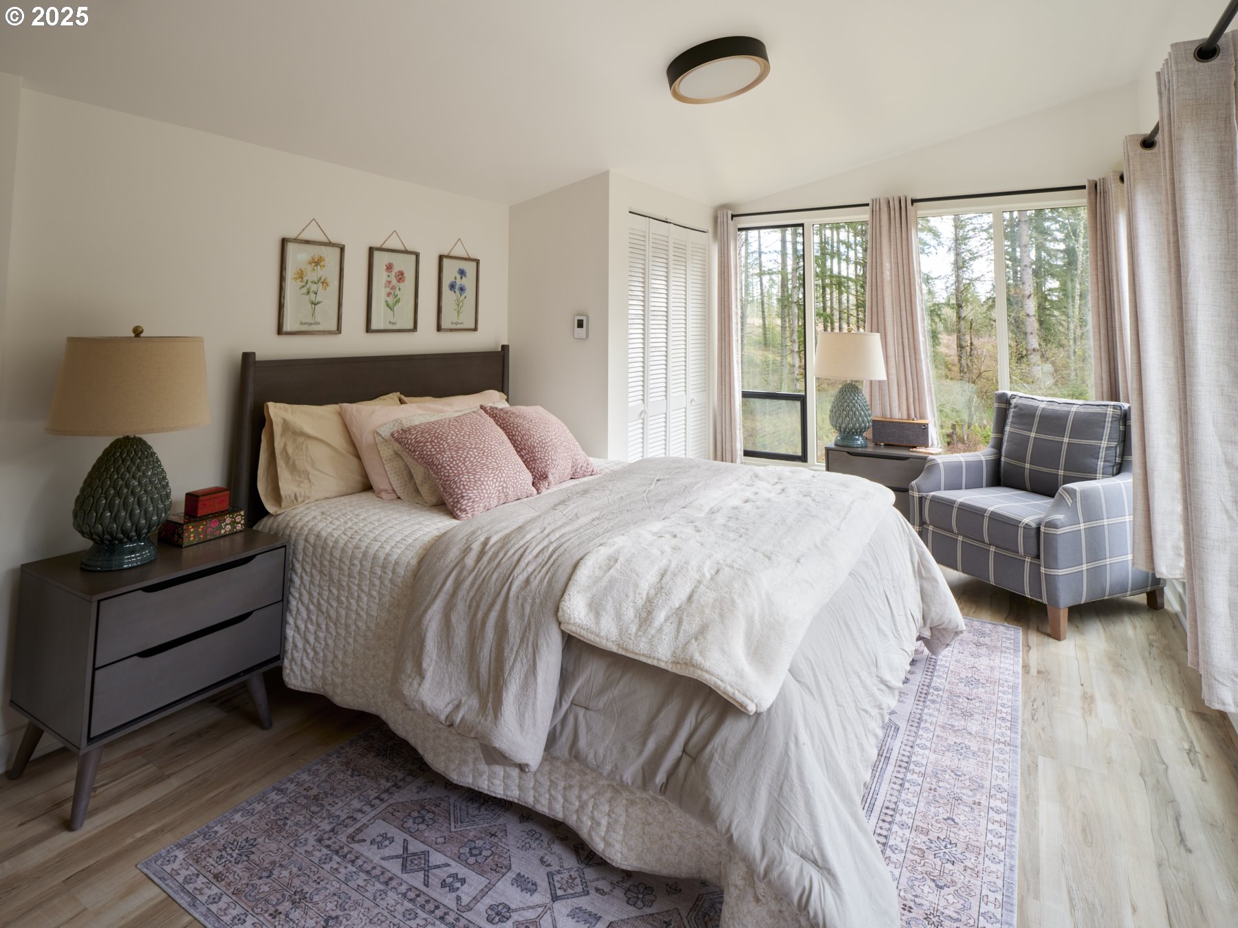 289 Classe Road Toledo, WA 98591 - Photo 10 of 48 a spacious bedroom with a bed and glass window