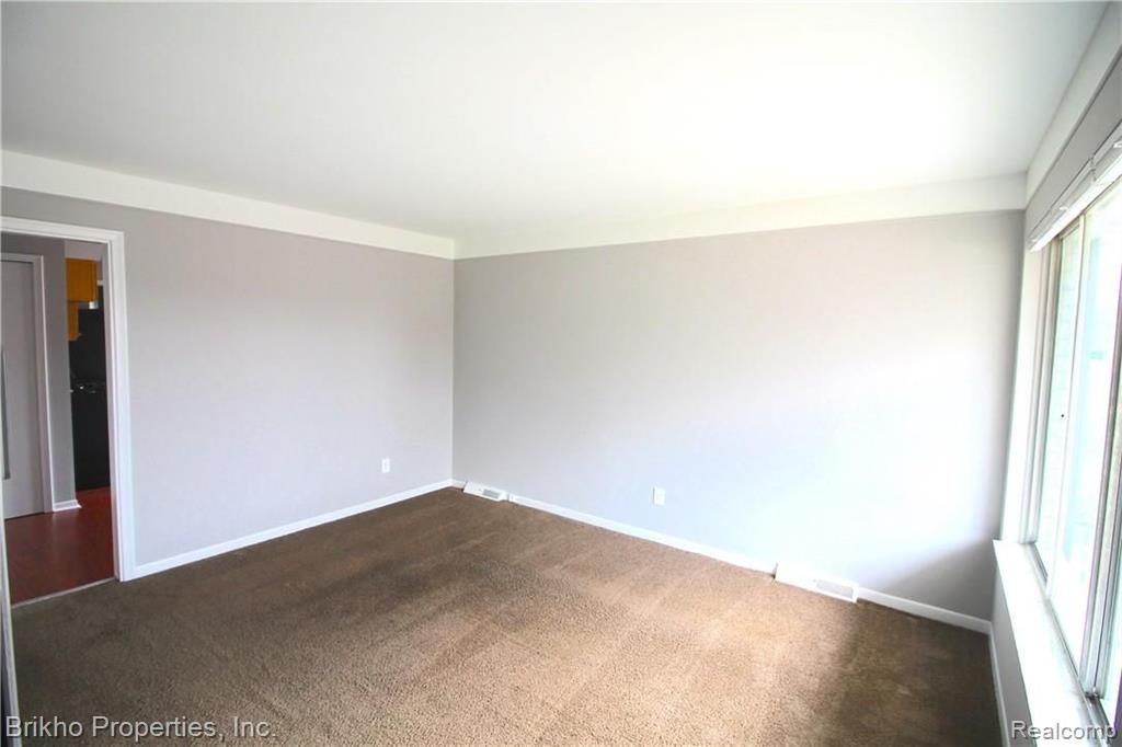 8407 Harding Center Line, MI 48015 - Photo 4 of 13