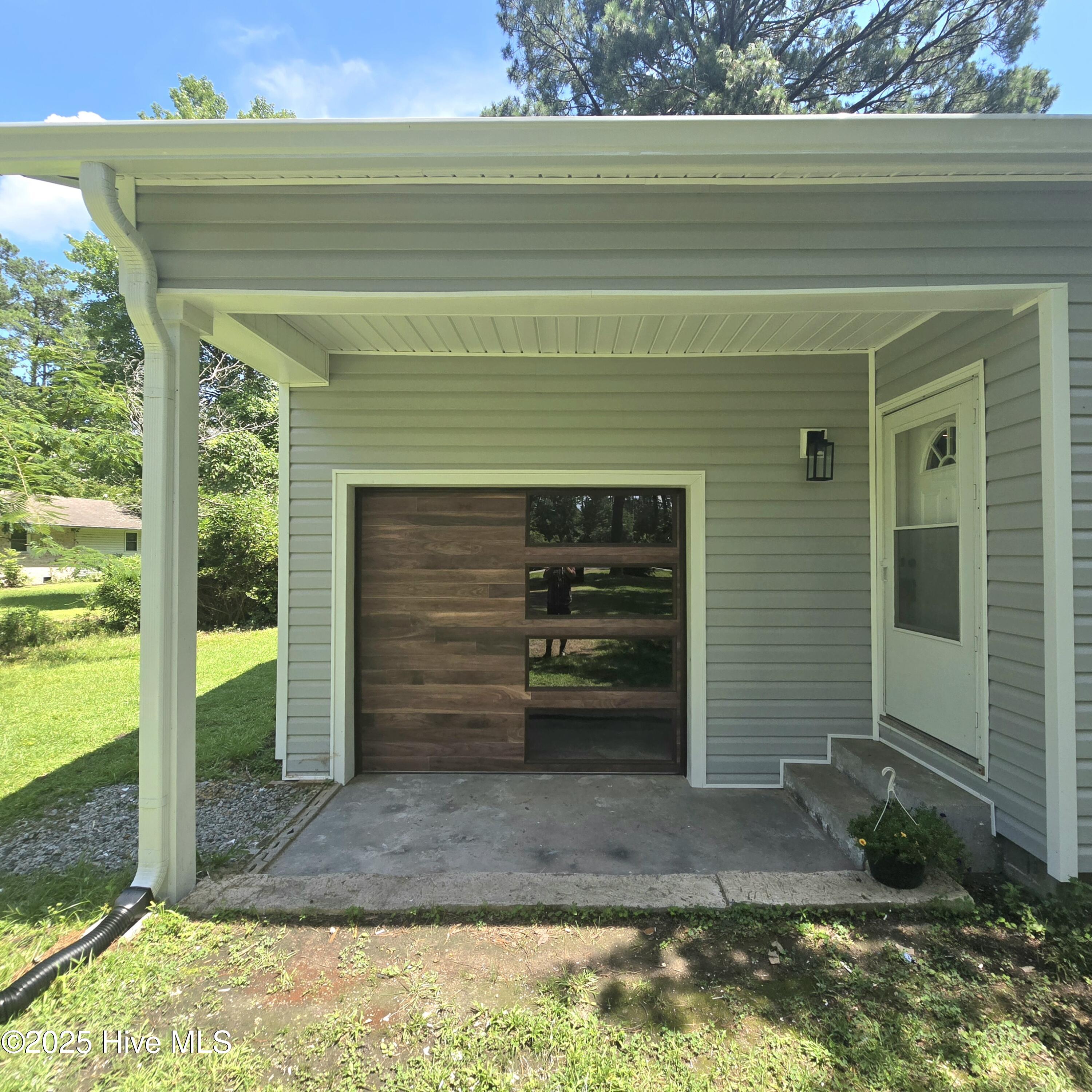 301 Fort Road New Bern, NC 28560 - Photo 3 of 14 garage view