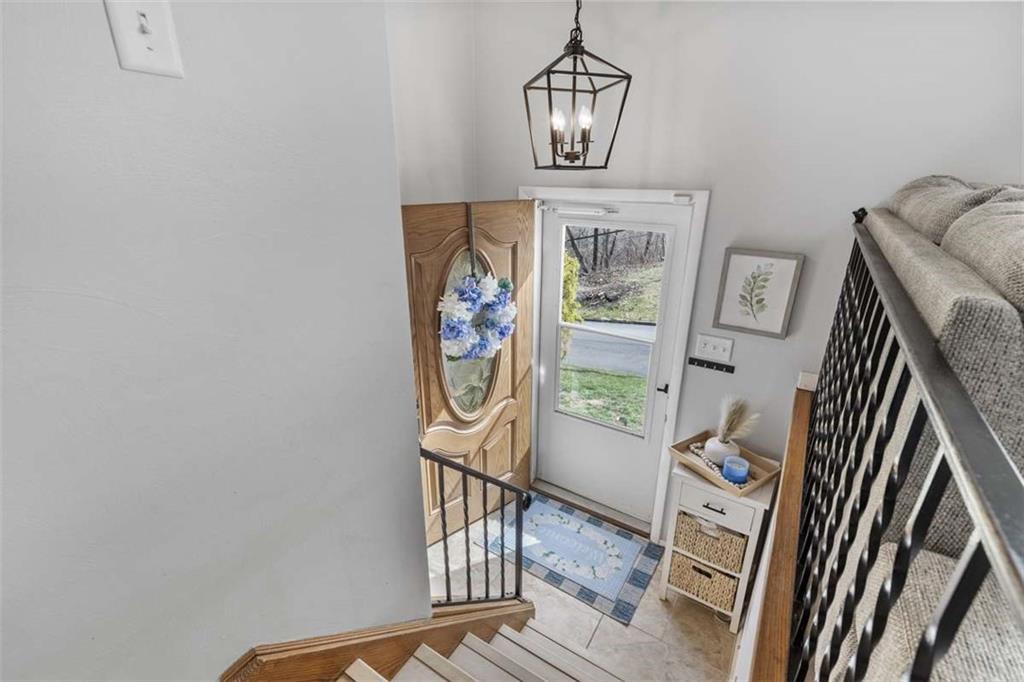 543 Pointview Road Pittsburgh, PA 15227 - Photo 3 of 25