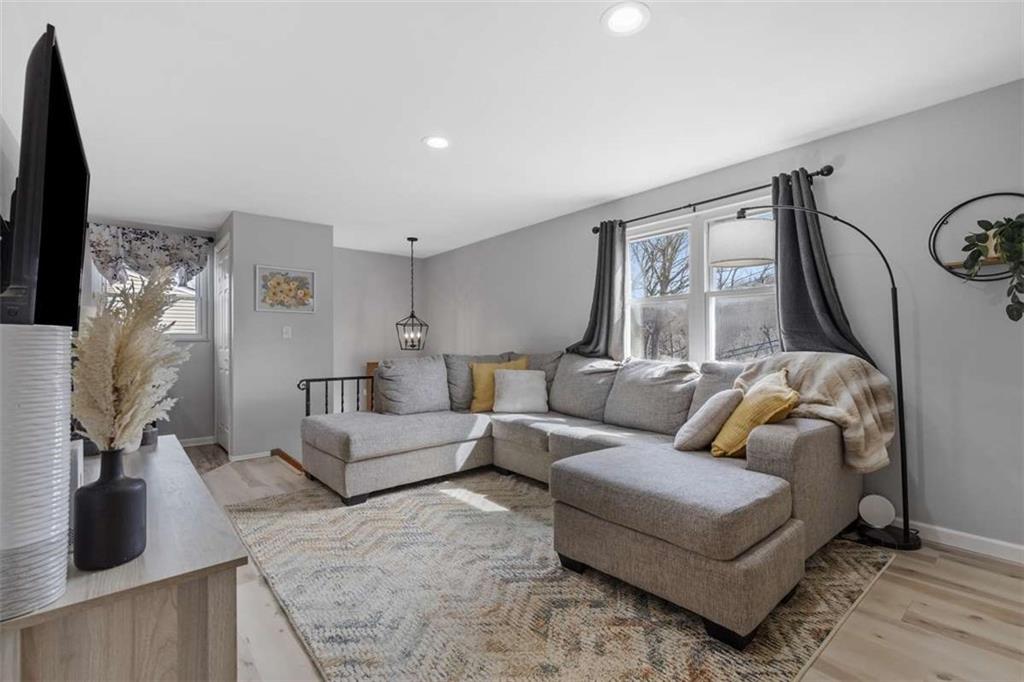 543 Pointview Road Pittsburgh, PA 15227 - Photo 4 of 25