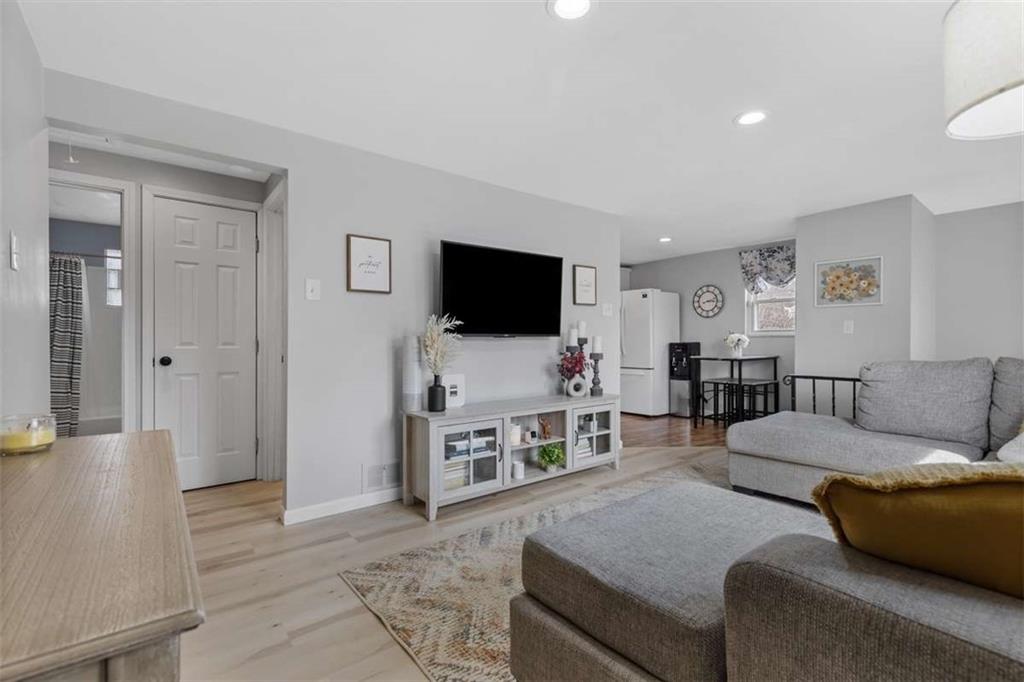 543 Pointview Road Pittsburgh, PA 15227 - Photo 5 of 25