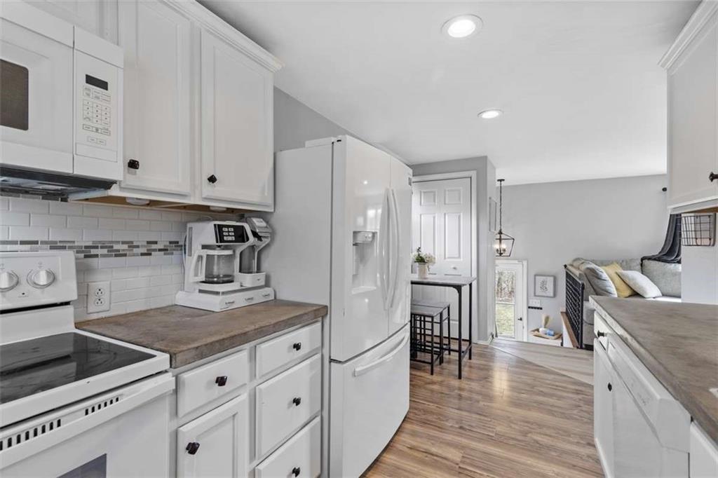 543 Pointview Road Pittsburgh, PA 15227 - Photo 9 of 25