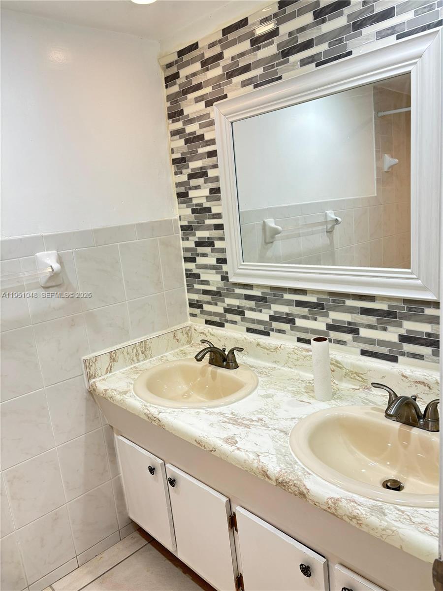 7430 Southwest 82nd Street, Unit D103 Miami, FL 33143 - Photo 6 of 8
