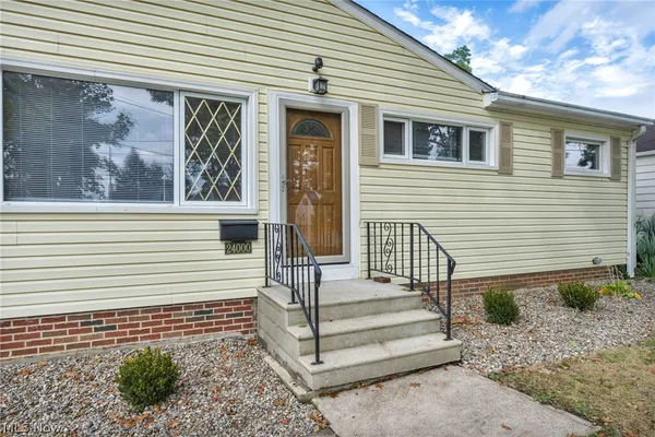 $2,300 | 24000 Knickerbocker Road, Bay Village, OH 44140