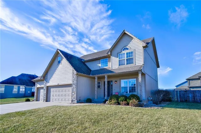$485,000 | 4404 Southwest Flintrock Drive, Lee's Summit, MO 64082
