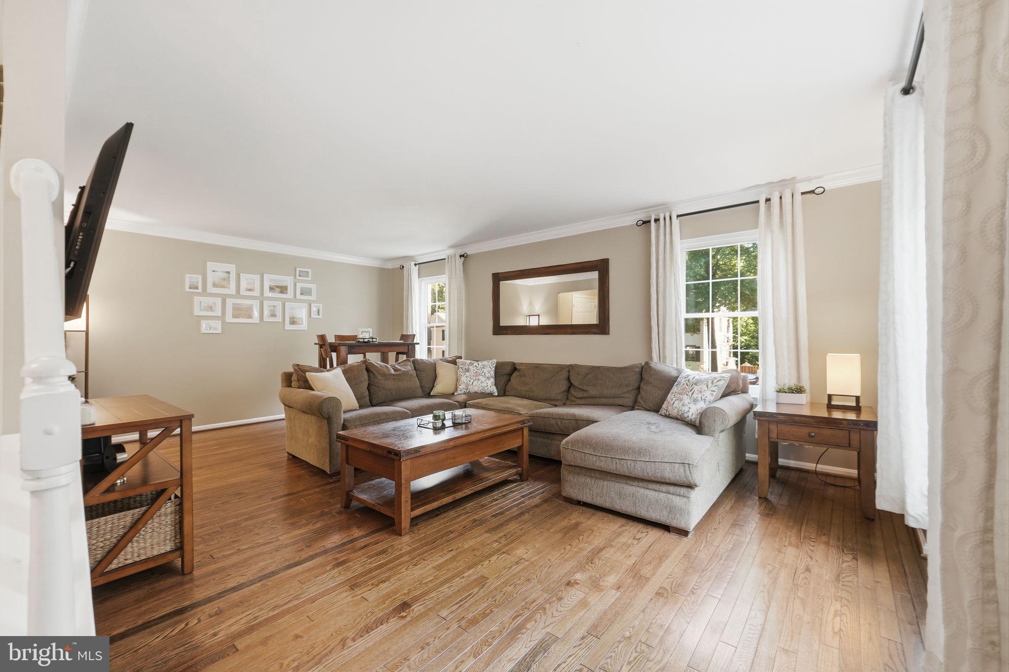 7660 Southern Oak Drive Springfield, VA 22153 - Photo 5 of 37 SPACIOUS FAMILY/LIVING ROOM