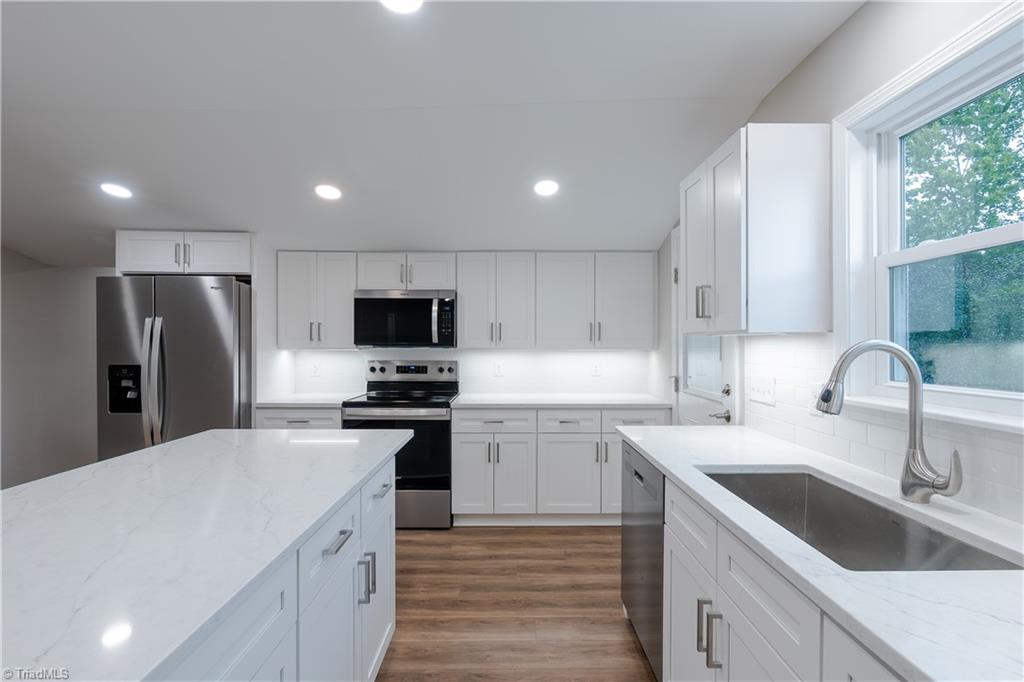 205 South Key Street Pilot Mountain, NC 27041 - Photo 9 of 37