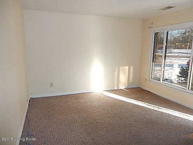 9100 New Maple Road Louisville, KY 40229 - Photo 2 of 18 Living Room