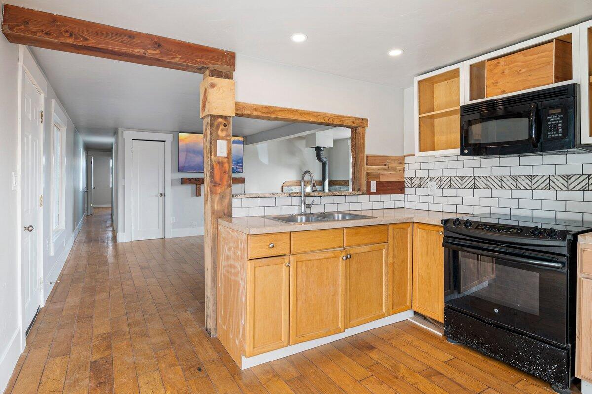 64900 Hunnell Road Bend, OR 97703 - Photo 11 of 22 Kitchen