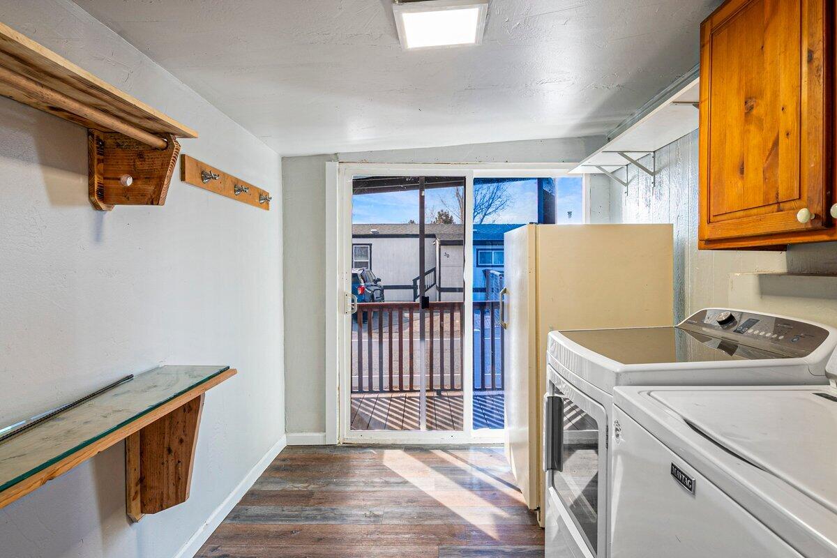 64900 Hunnell Road Bend, OR 97703 - Photo 12 of 22 Laundry/Mud Room
