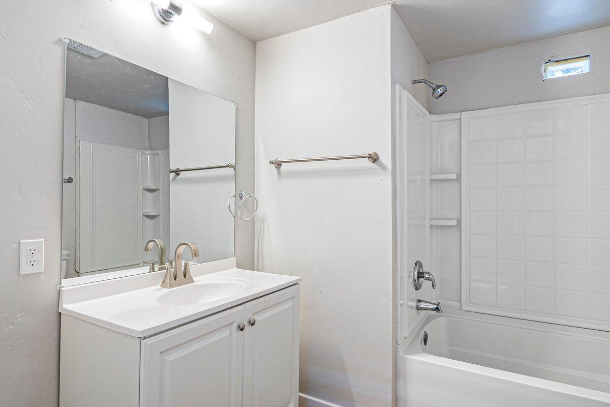 64900 Hunnell Road Bend, OR 97703 - Photo 16 of 22 Bathroom