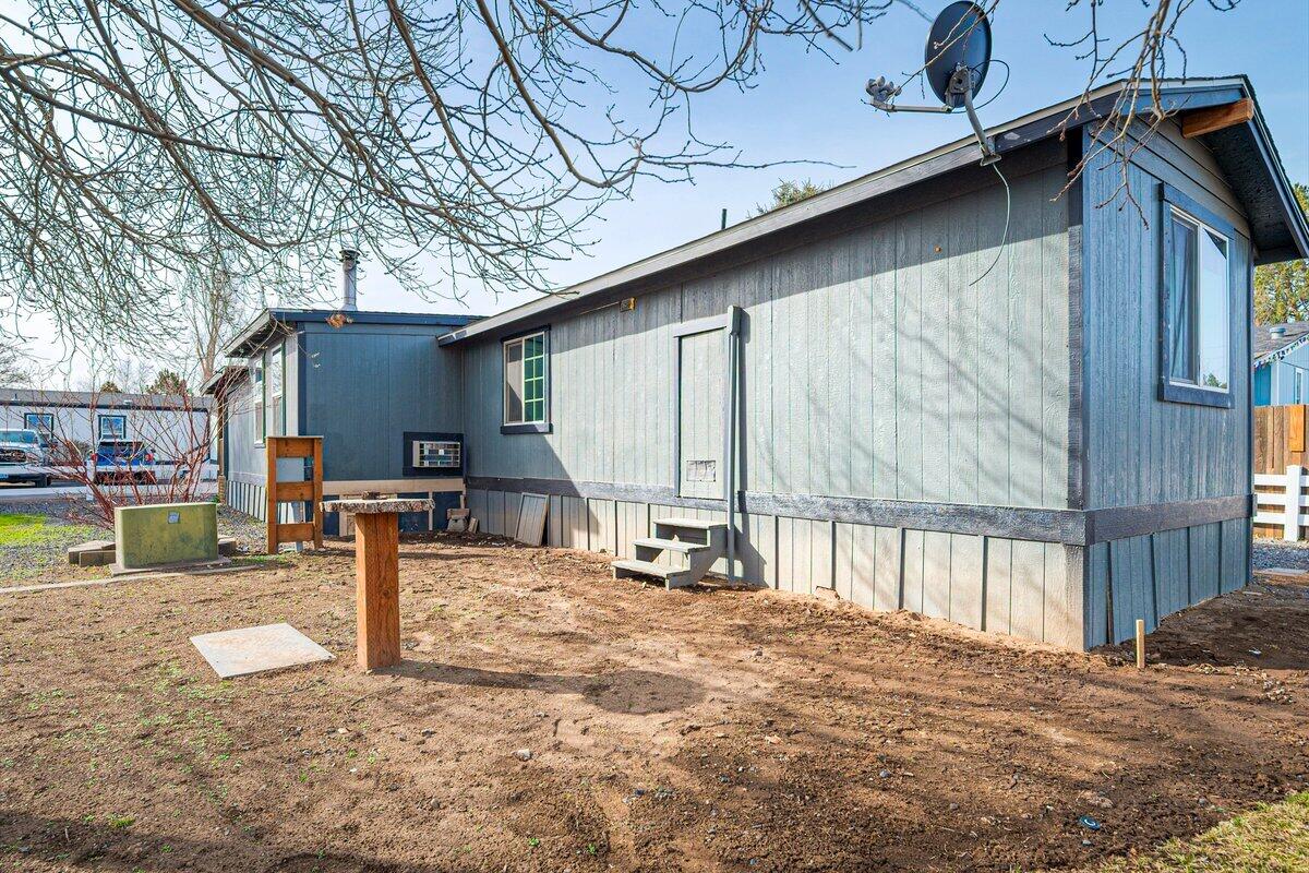64900 Hunnell Road Bend, OR 97703 - Photo 4 of 22 Right Side