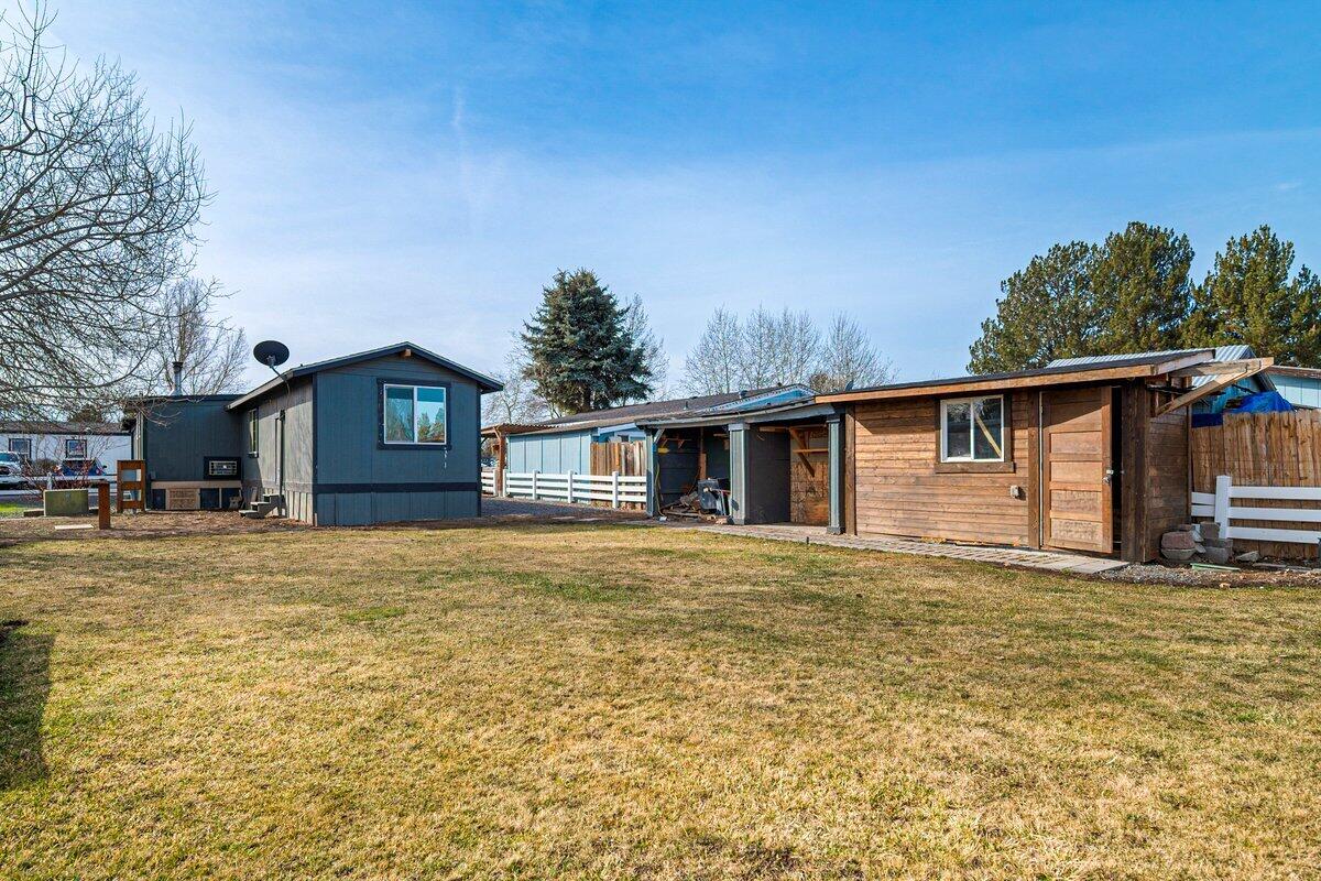 64900 Hunnell Road Bend, OR 97703 - Photo 5 of 22 Backyard
