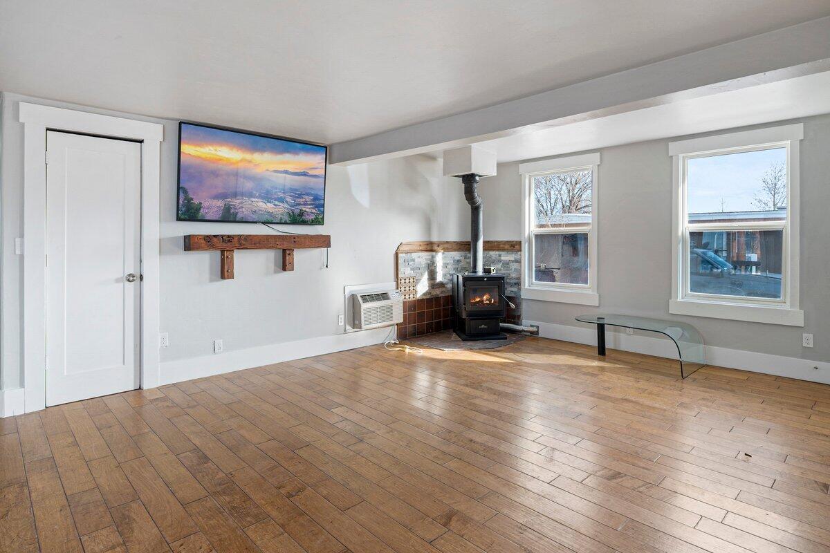 64900 Hunnell Road Bend, OR 97703 - Photo 6 of 22 Living Room
