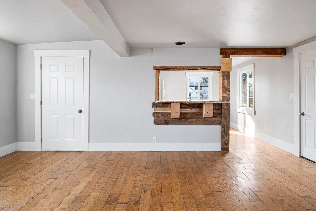 64900 Hunnell Road Bend, OR 97703 - Photo 8 of 22 Living Room