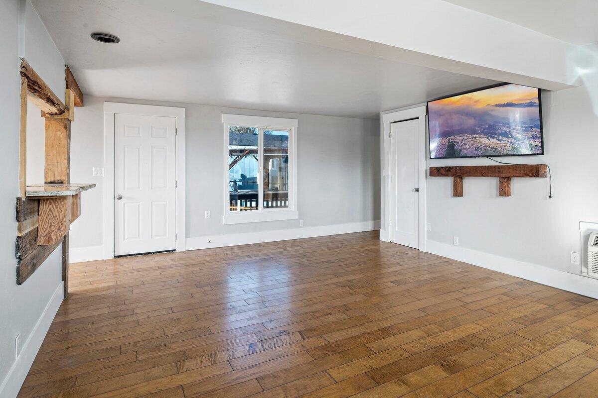 64900 Hunnell Road Bend, OR 97703 - Photo 9 of 22 Living Room