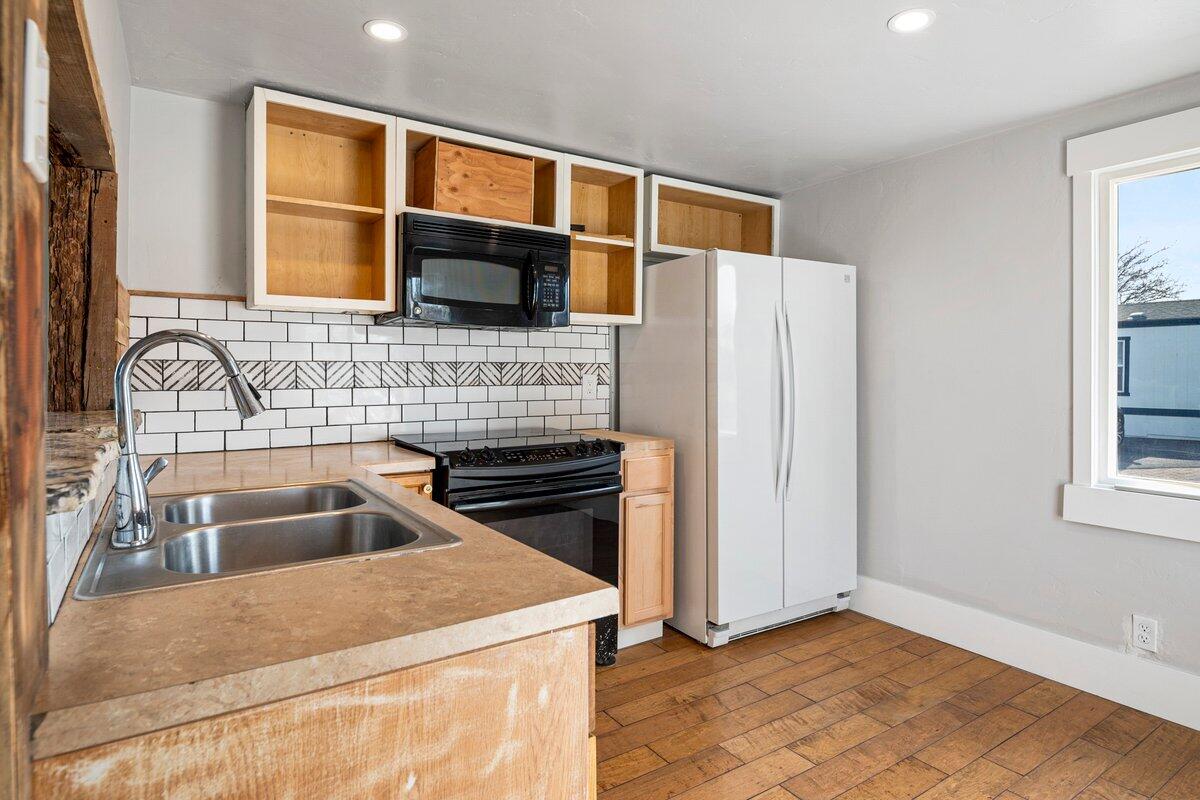 64900 Hunnell Road Bend, OR 97703 - Photo 10 of 22 Kitchen