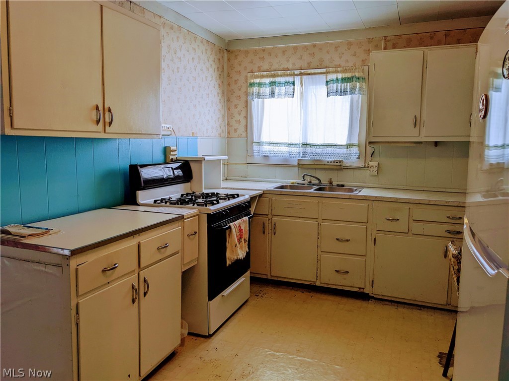 356 Pangborn Road Leavittsburg, OH 44430 - Photo 9 of 23 Plenty of cabinets and counter space