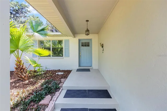 a view of entryway with a front door
