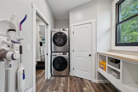 a view of a bedroom with washer and dryer