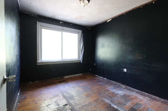 en empty room with windows and closet