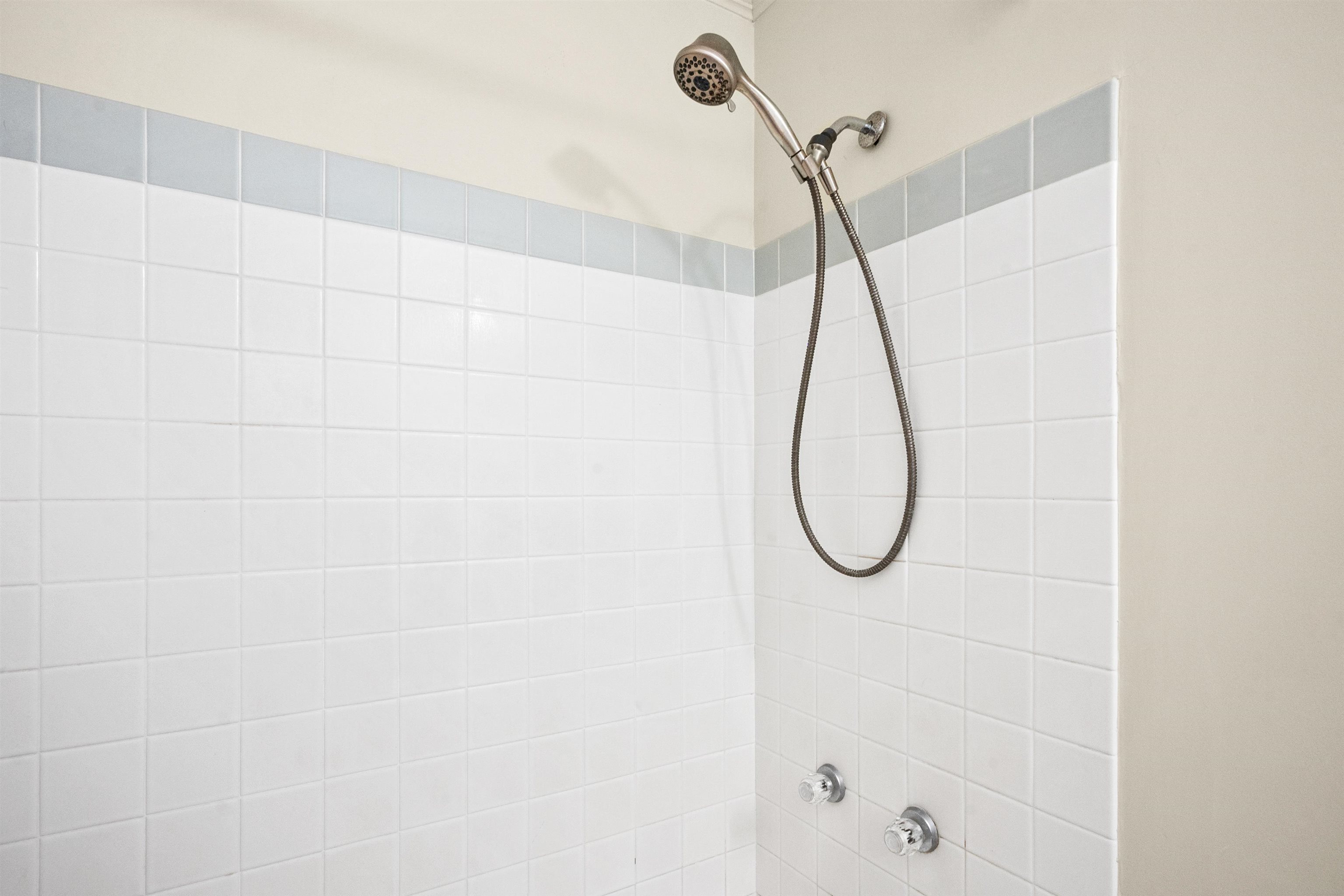 480 Kenolio Road, Unit 15103 Kihei, HI 96753 - Photo 14 of 36 a bathroom with a bath tub and a shower