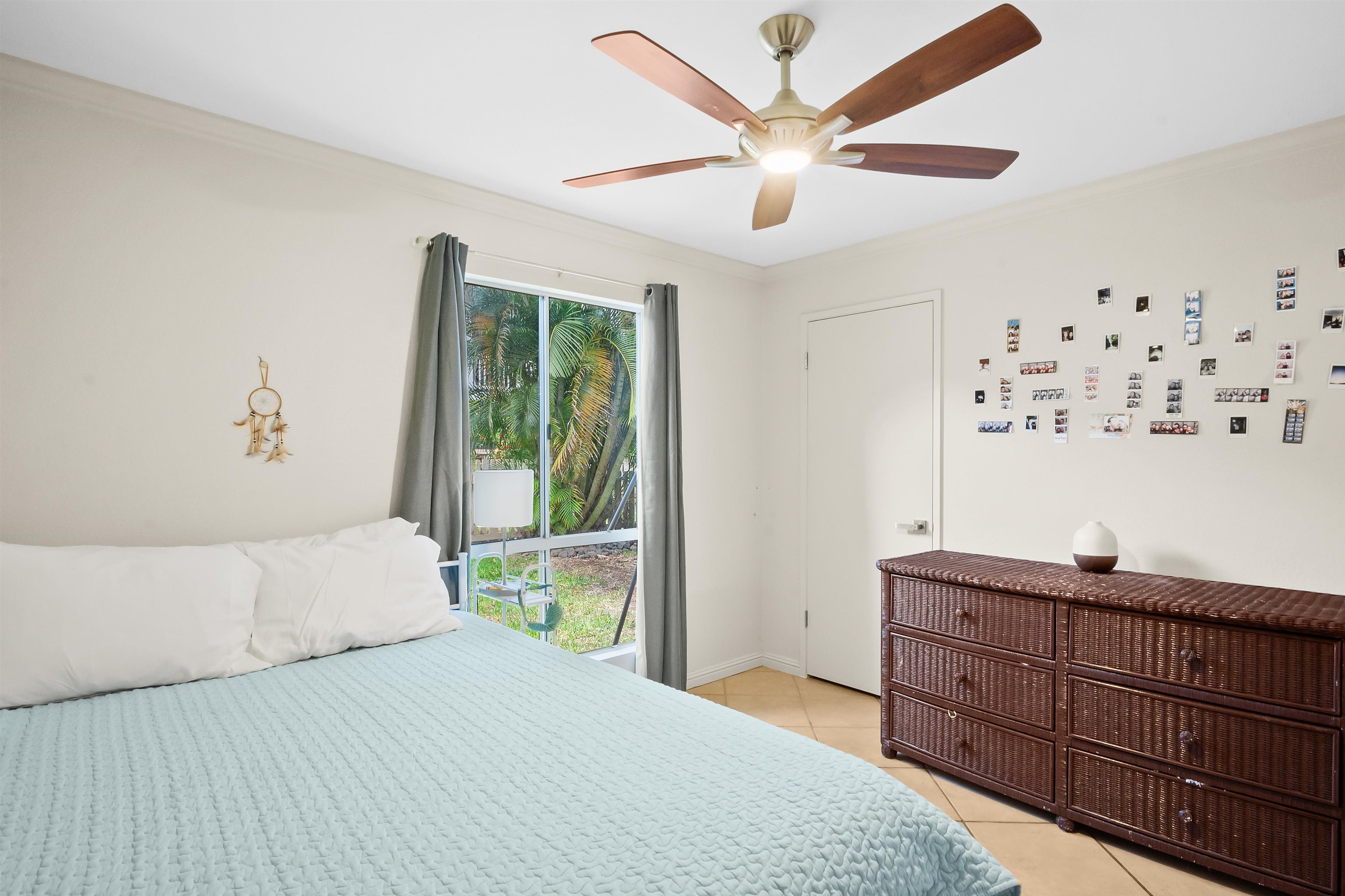 480 Kenolio Road, Unit 15103 Kihei, HI 96753 - Photo 21 of 36 a bedroom with a large bed and a dresser