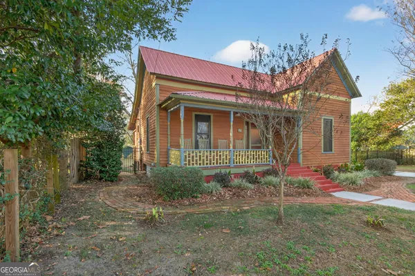 a view of a backyard