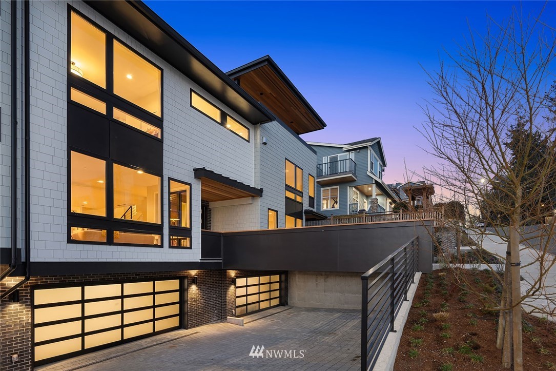 330 3rd Avenue South, Unit B Kirkland, WA 98033 - Photo 25 of 36 a view of a building from a balcony