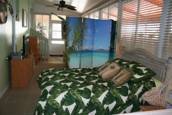 a view of entryway with livingroom