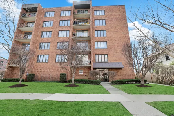 $415,000 | 1389 Perry Street, Unit 203, Des Plaines, IL 60016