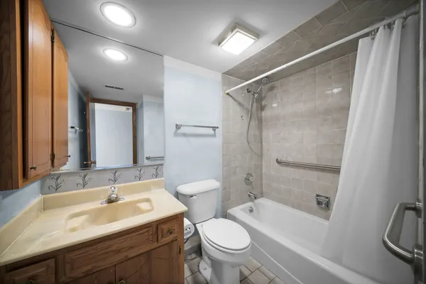 $415,000 | 1389 Perry Street, Unit 203, Des Plaines, IL 60016
