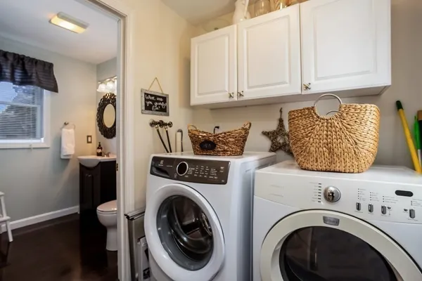 a view of entryway with washer and dryer