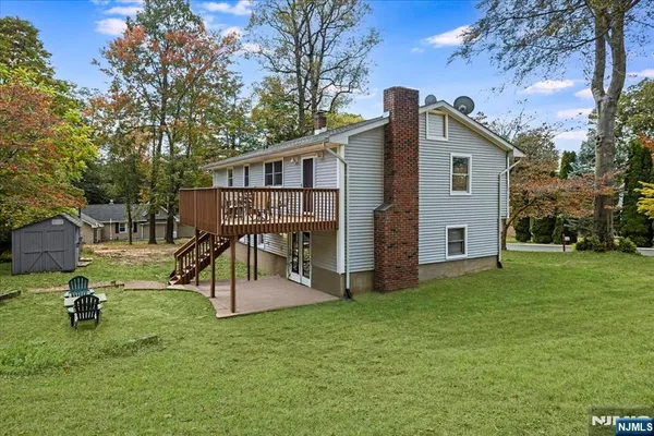 a view of a house with backyard