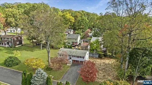 a view of yard with green space
