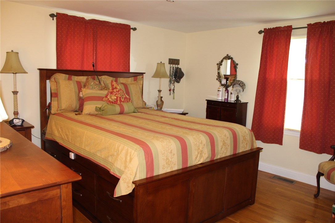 499 Wapping Road Portsmouth, RI 02871 - Photo 11 of 23