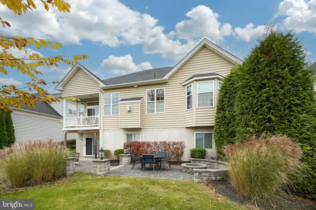 a view of house with a yard